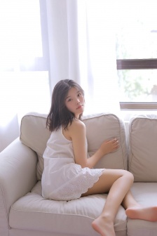 双腿挂他肩上撞击轻哼
